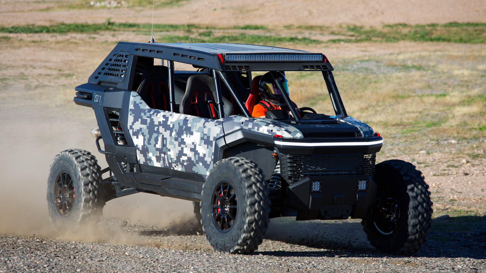 トヨタのテストコースの内部: 横向きのカムリ、水素トラック、そして大きなサプライズ